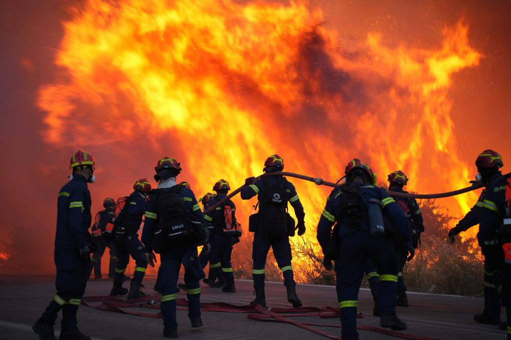 Die Feuerwehr ist auf der griechischen Insel Chios im Einsatz. - Foto: Pantelis Fykaris/Politischios.gr via AP/dpa