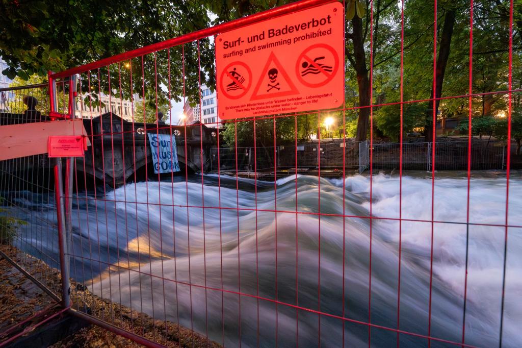 Die Ermittlungen zum Unfalltod einer Surferin auf der Münchner Eisbach-Welle sind abgeschlossen. (Archivbild) - Foto: Peter Kneffel/dpa