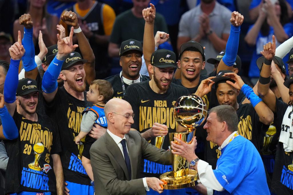 Isaiah Hartenstein feiert mit Sohn Eiljah auf dem Arm. - Foto: Julio Cortez/AP/dpa