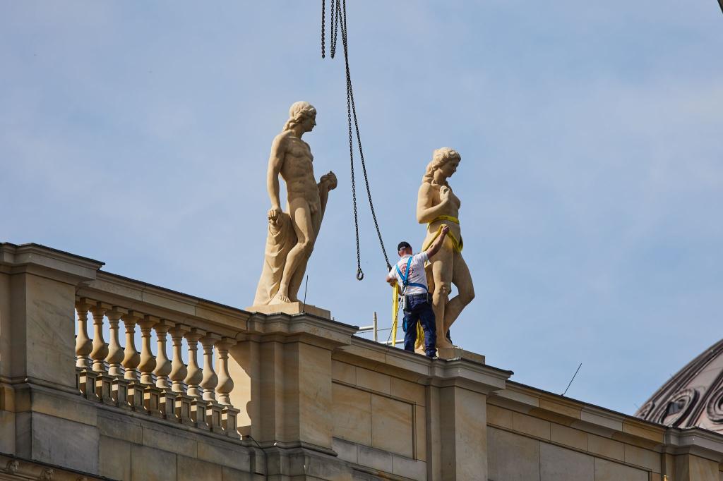Fassadenerneuerung des Humboldt Forums mit 19 Balustradenfiguren - Foto: Jörg Carstensen/dpa