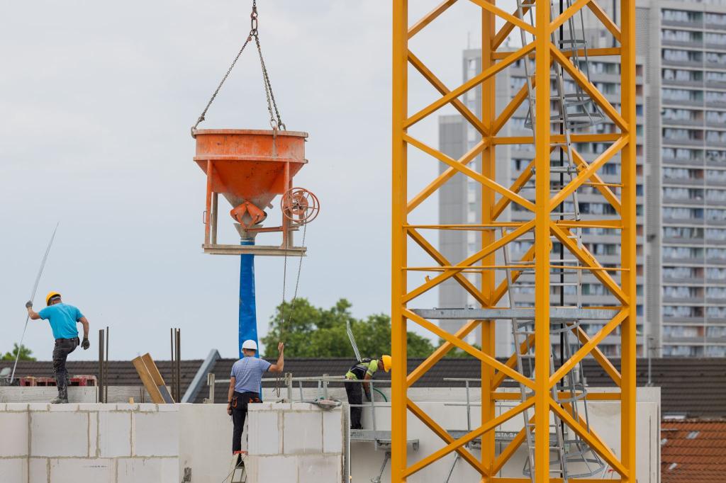 In Deutschland werden zu wenige neue Wohnungen gebaut. Hohe Kosten und strenge Auflagen erschweren den Ausbau, kritisiert die Wohnungswirtschaft. (Archivbild) - Foto: Rolf Vennenbernd/dpa