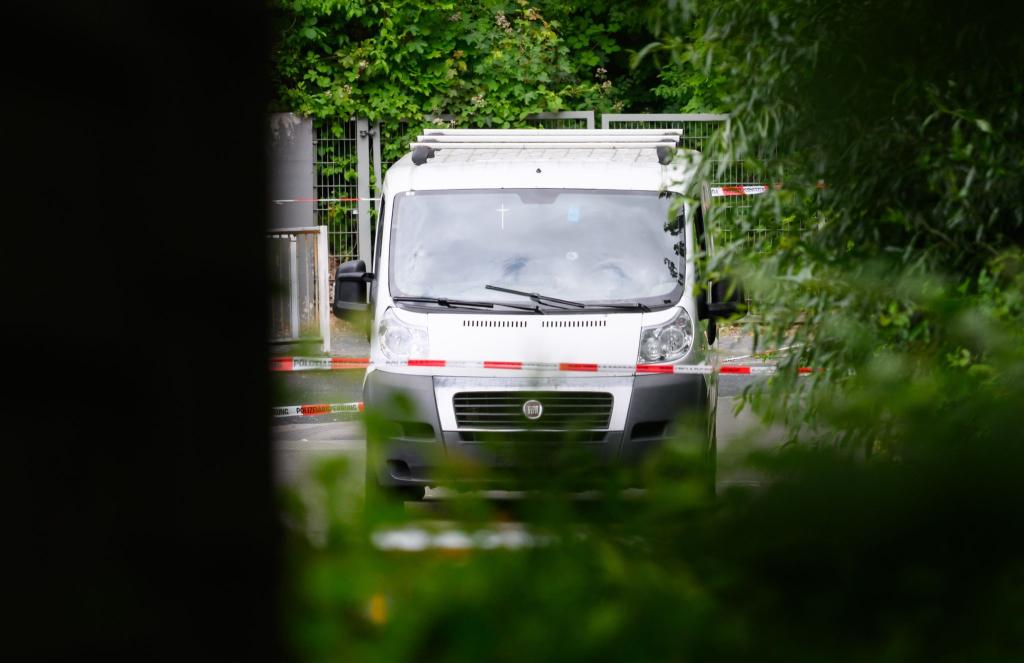 Das Fluchtfahrzeug wurde am Mittag abgeschleppt. - Foto: Julian Stratenschulte/dpa