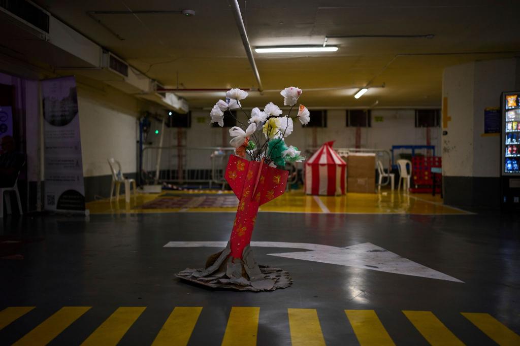 Eine Raketenattrappe steht in einer Tiefgarage in Tel Aviv, in der die Menschen Schutz vor möglichen iranischen Raketenangriffen suchen. - Foto: Oded Balilty/AP/dpa