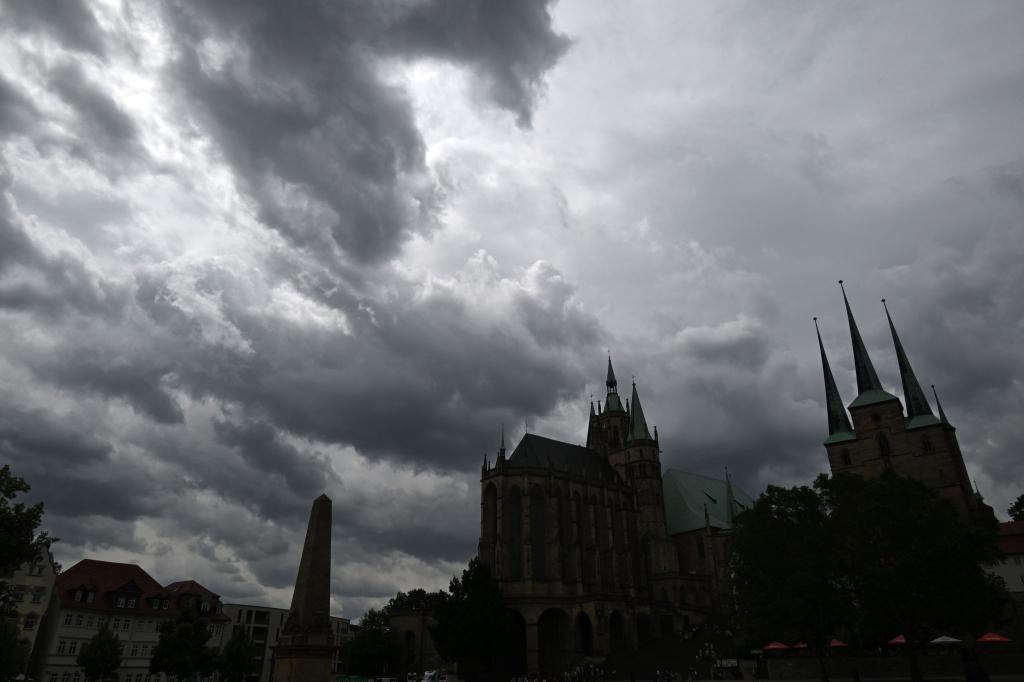 Blick auf den Erfurter Domplatz. Nach einem Montag mit starken Unwettern bleibt es am Dienstag wolkig, dafür wird es etwas milder. - Foto: Martin Schutt/dpa