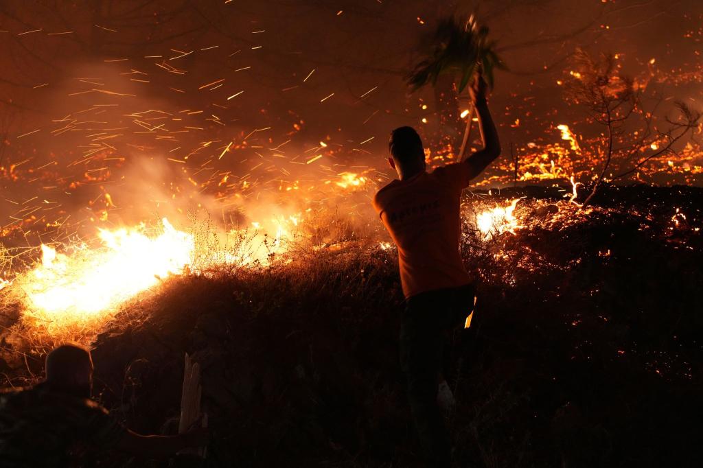 Verzweifelter Kampf gegen die Flammen auf Chios. - Foto: Pantelis Fykaris/Politischios.gr/AP/dpa