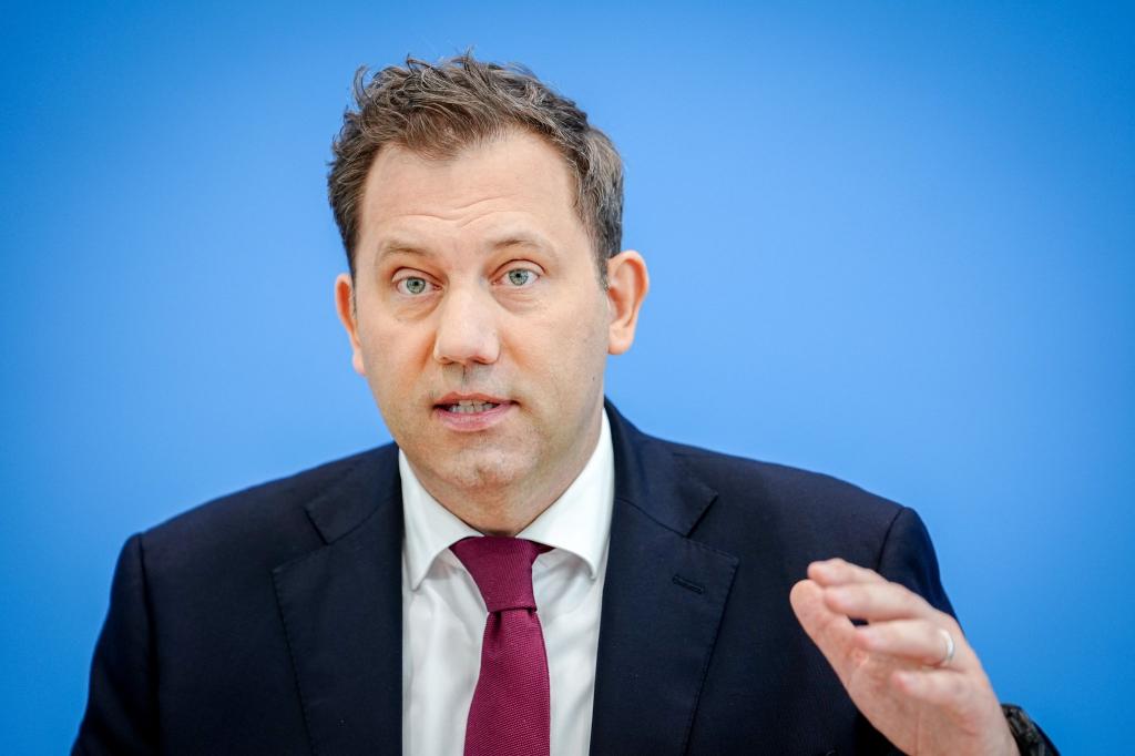 Klingbeil präsentierte seinen Haushaltsentwurf in Berlin. - Foto: Kay Nietfeld/dpa