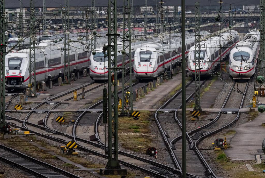 Die Deutsche Bahn plant, mehr als 40 hoch belastete Strecken im Schienennetz grundlegend zu sanieren. - Foto: Peter Kneffel/dpa