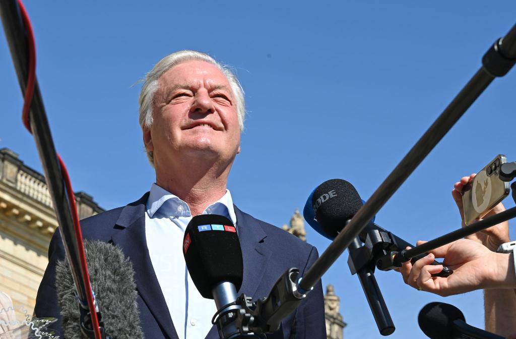 Der Chefredakteur des «Compact»-Magazins feiert die Gerichtsentscheidung. - Foto: Elisa Schu/dpa