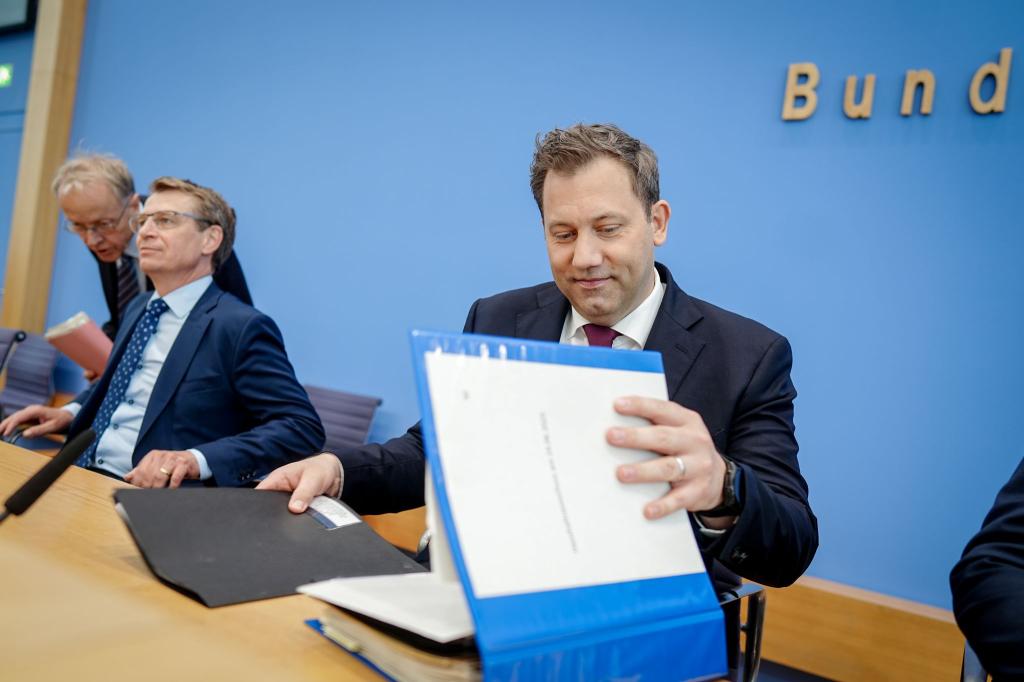 Finanzminister Klingbeil stellt seine Etatpläne in Berlin vor. - Foto: Kay Nietfeld/dpa