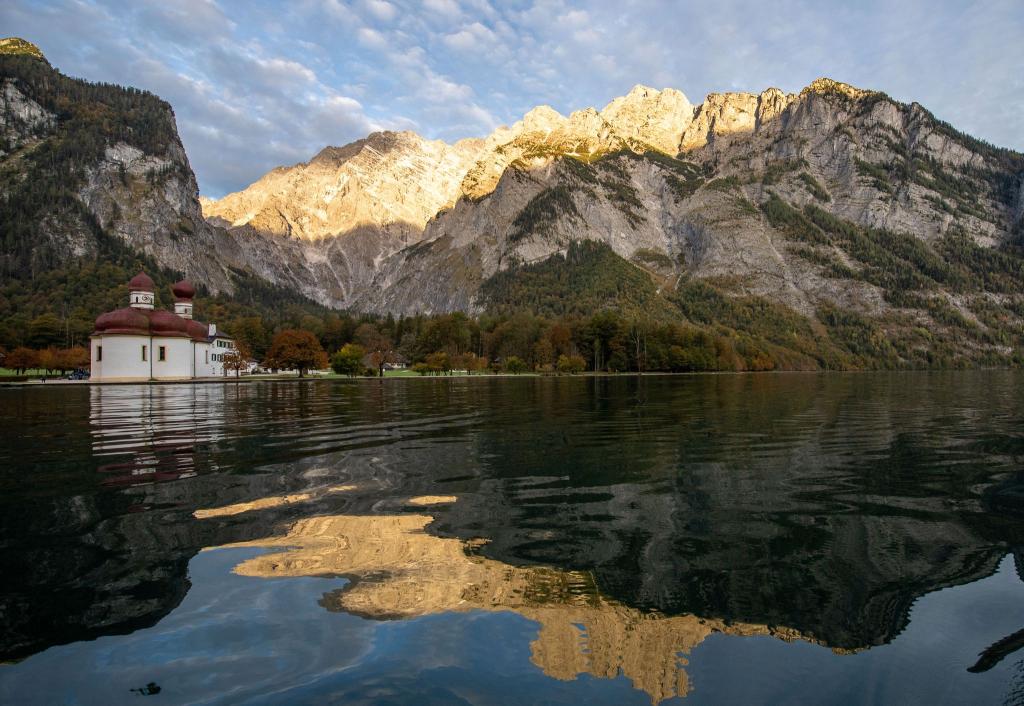 Die Kapelle St. Bartholomä am Königssee vor dem Watzmann. (Archivbild) - Foto: Lino Mirgeler/dpa