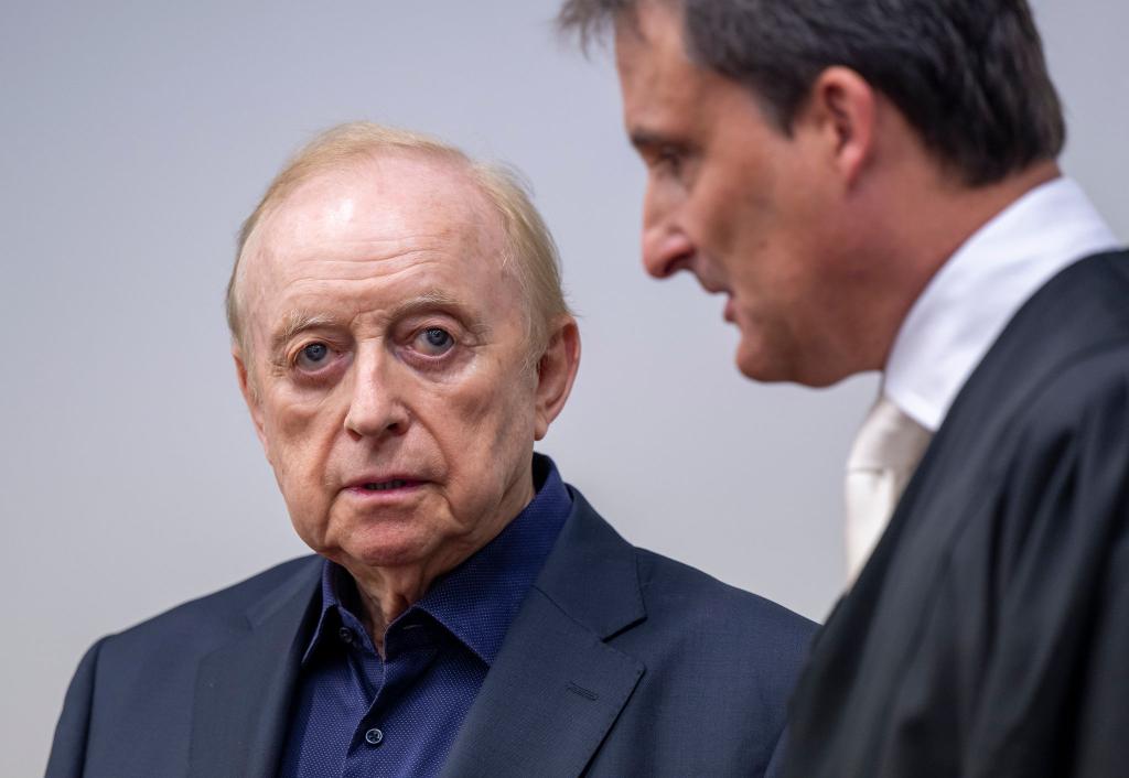 Schuhbeck mit seinem Anwalt Norbert Scharf. - Foto: Peter Kneffel/dpa