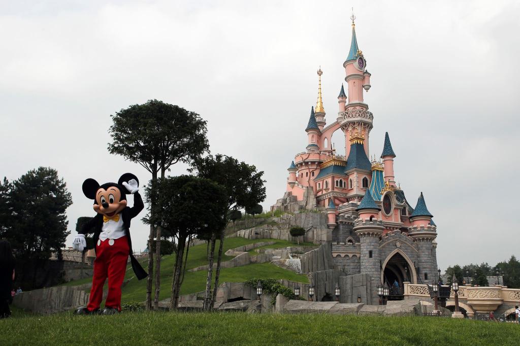 In einem rätselhaften Fall um eine wohl vorgetäuschte Kinderhochzeit im Disneyland Paris ermittelt die französische Justiz. (Archivbild) - Foto: Francois Mori/AP/dpa