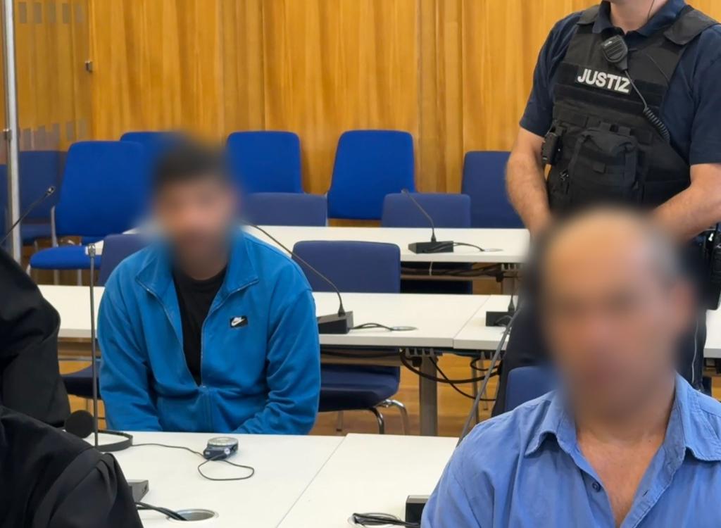 Die beiden angeklagten Lastwagenfahrer sollen sich mit dem späteren Opfer unter anderem über den Ukraine-Krieg gestritten haben. - Foto: Martin Oversohl/dpa
