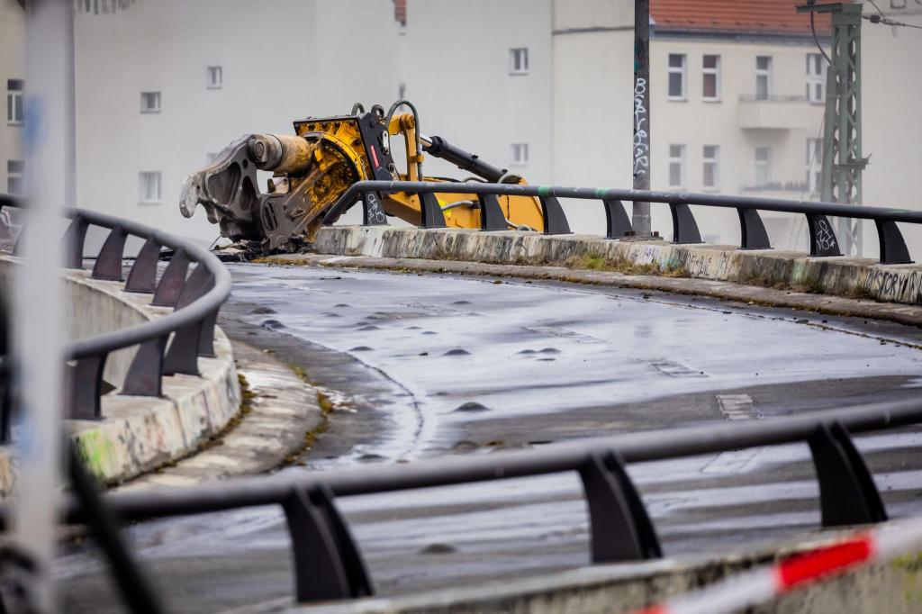 Ein bekanntes Beispiel: Die strapazierte Ringbahnbrücke auf der A100 war nicht mehr zu retten. (Archivbild) - Foto: Christoph Soeder/dpa