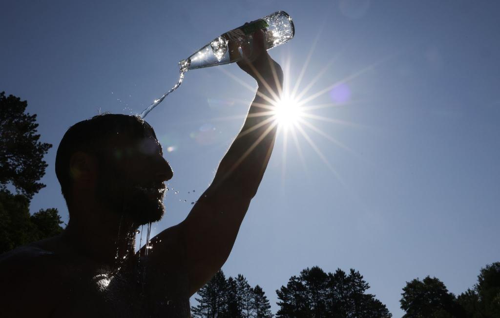 In Teilen von Baden-Württemberg, Hessen, Rheinland-Pfalz und dem Saarland warnt der Deutsche Wetterdienst vor der Hitze. (Archivbild) - Foto: Thomas Warnack/dpa