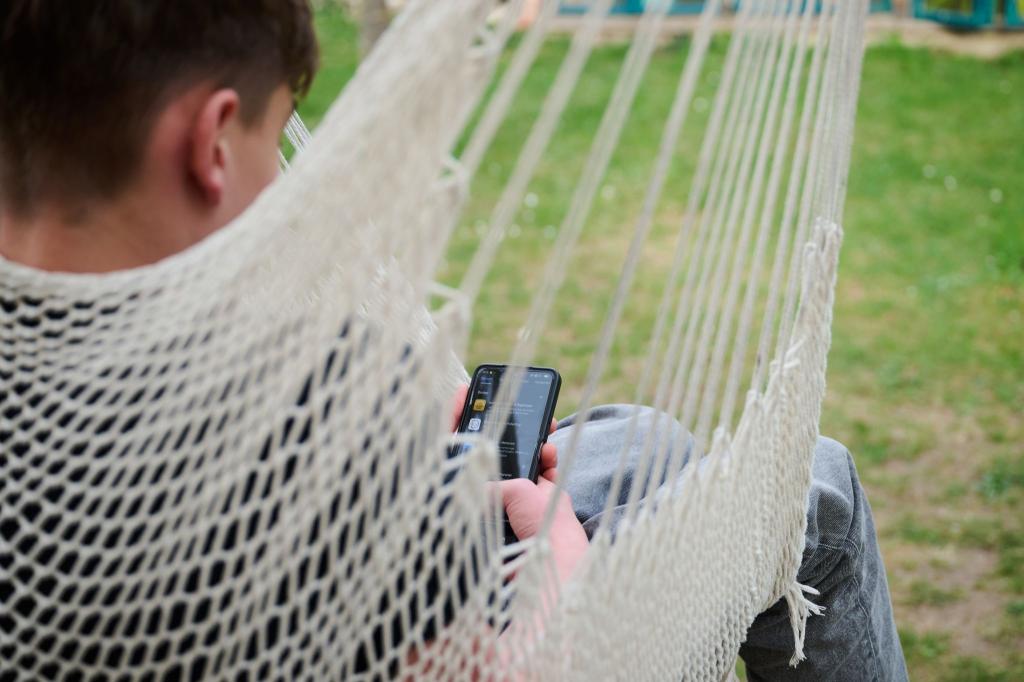 Viele Jugendliche bringen enorm viel Zeit vor ihrem Handy und in den sozialen Medien. - Foto: Annette Riedl/dpa