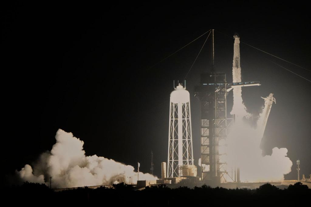 Erstmals sind ein Inder, ein Ungar und ein Pole zur Raumstation ISS gestartet. - Foto: John Raoux/AP/dpa