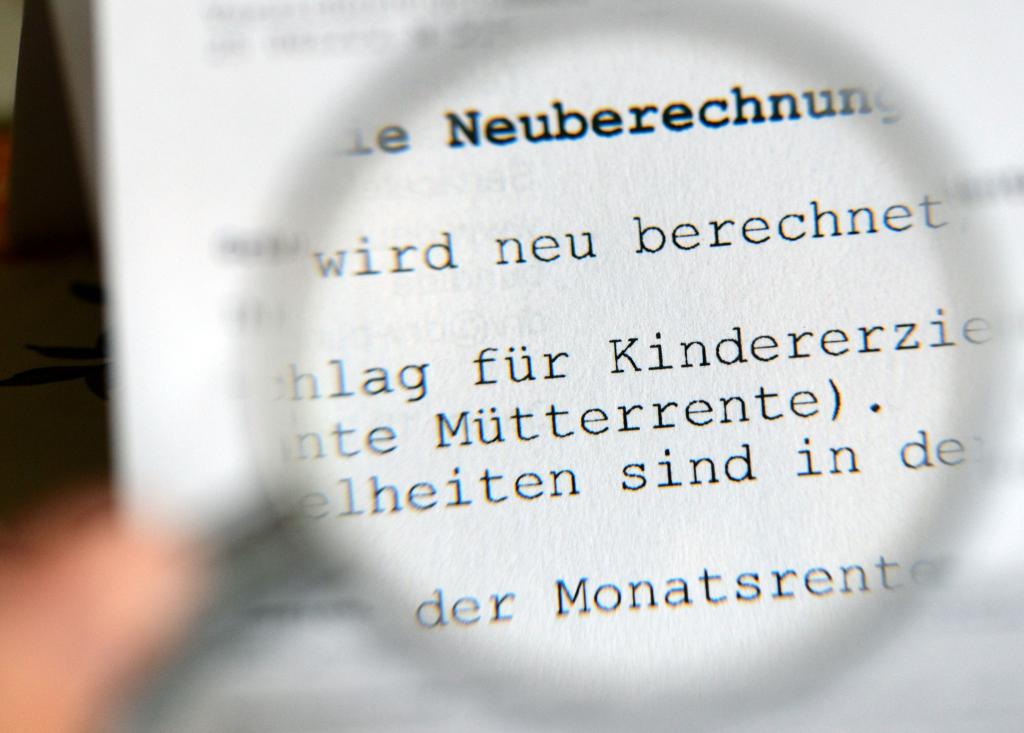 Bis die ausgeweitete Müterrente ausgezahlt wird, dauert es noch. - Foto: picture alliance / dpa