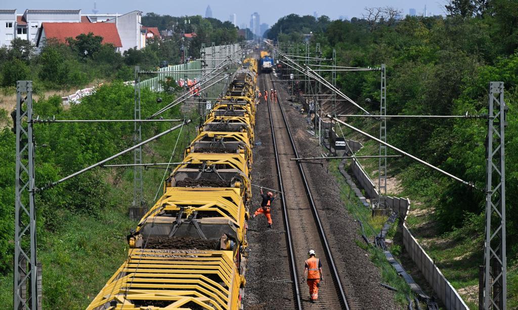Die Generalsaneriung wichtiger Korridore startete im vergangenen Jahr auf der Riedbahn zwischen Frankfurt und Mannheim. (Archivbild) - Foto: Arne Dedert/dpa