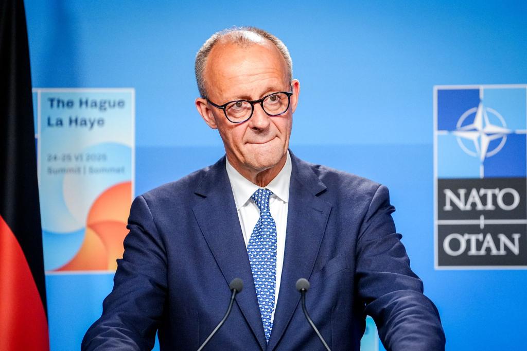 Bundeskanzler Friedrich Merz (CDU) äußert sich in Den Haag vor Journalisten zu den Ergebnissen des Nato-Gipfels mit US-Präsident Donald Trump. - Foto: Kay Nietfeld/dpa