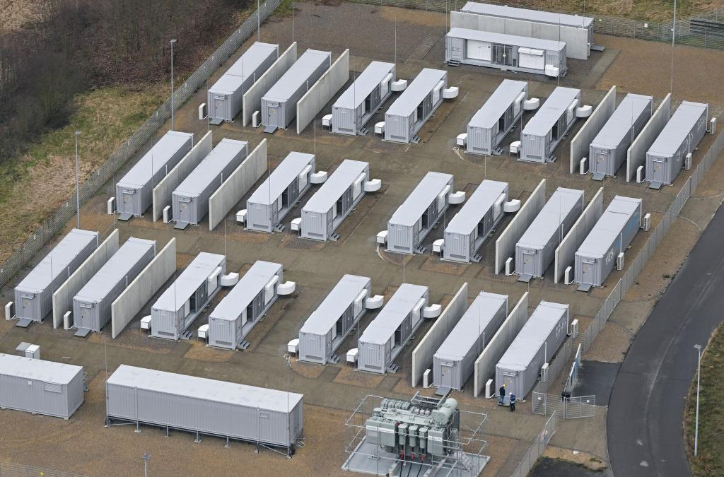 Ein Batteriepark in der Lausitz. Ein im nordrhein-westfälischen Waltrop geplanter Batteriepark soll bis 2028 ebenfalls in Containerbauweise errichtet werden. (Symbolbild) - Foto: Patrick Pleul/dpa