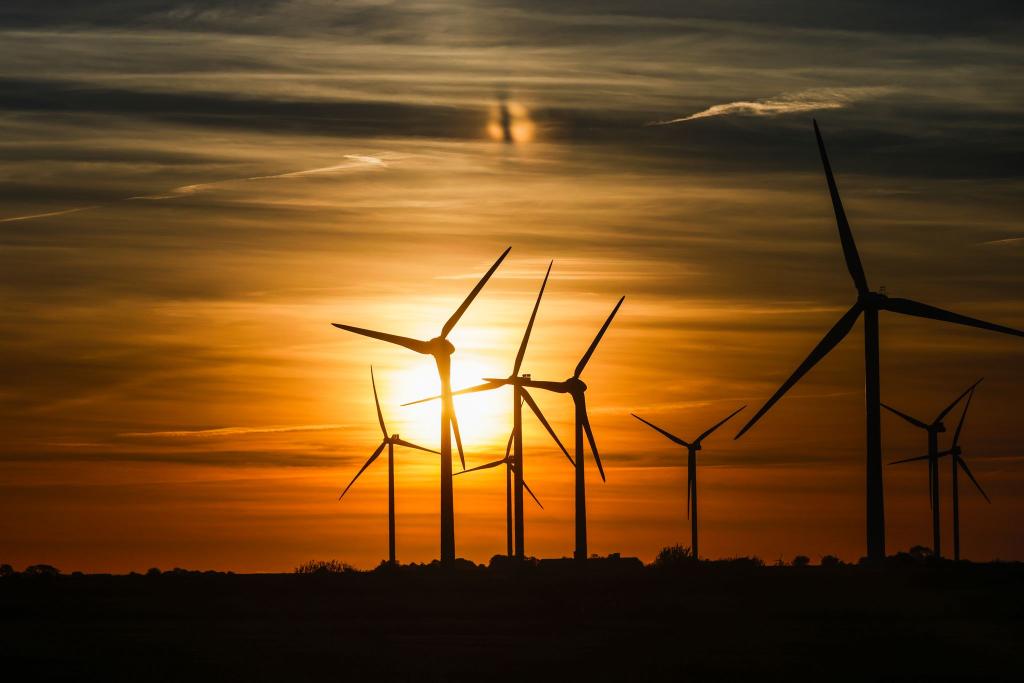 Wind- und Solarenergie können die Strompreise langfristig sinken lassen. (Illustration) - Foto: Frank Molter/dpa