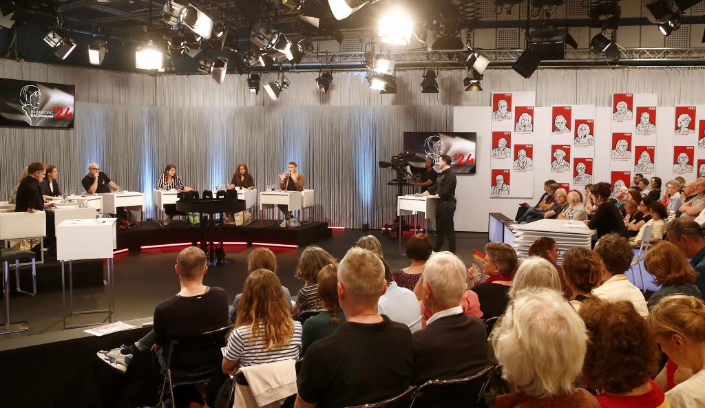 Die Schreibtalente stellen sich einer kritischen Jury und dem Live-Publikum. - Foto: Gerd Eggenberger/APA/dpa