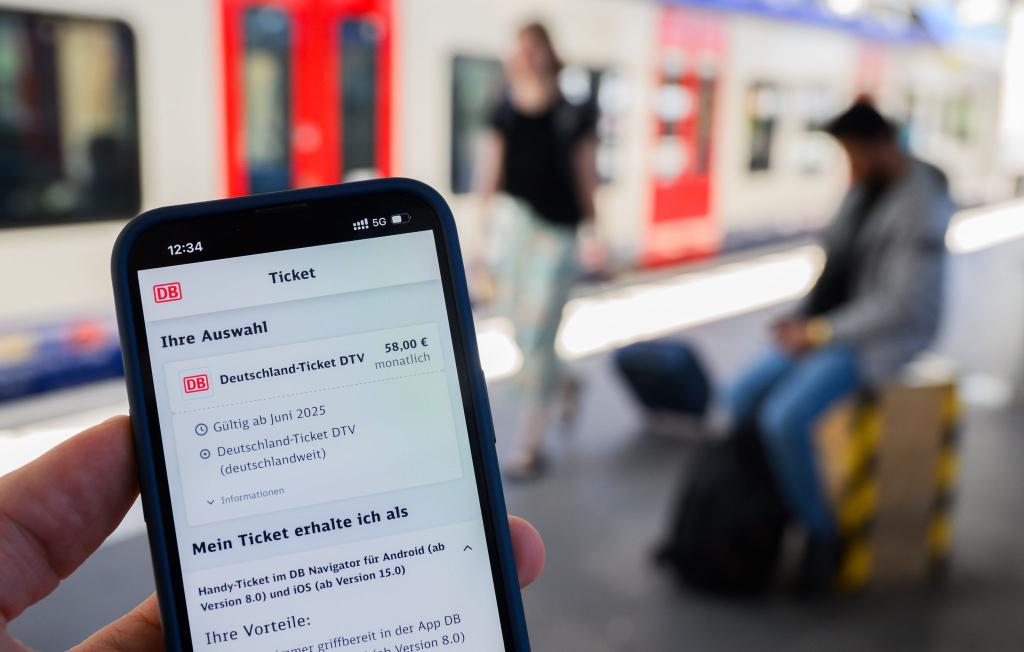 Nutzerinnen und Nutzer müssen sich ab 2029 auf einen deutlich höheren Preis beim Deutschlandticket einstellen. (Symbolbild) - Foto: Julian Stratenschulte/dpa