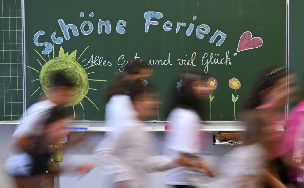 Auf sechs Wochen Sommerferien können sich Schülerinnen und Schüler in Deutschland freuen. (Archivbild) - Foto: Bernd Weißbrod/dpa