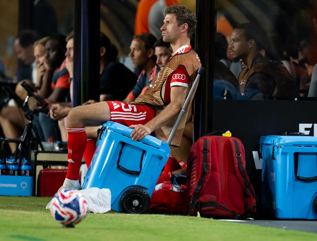 Auch als Reservist immer für etwas Besonderes gut: Thomas Müller verfolgt das Spiel gegen Boca Juniors auf einer Kühlbox sitzend. - Foto: Sven Hoppe/dpa