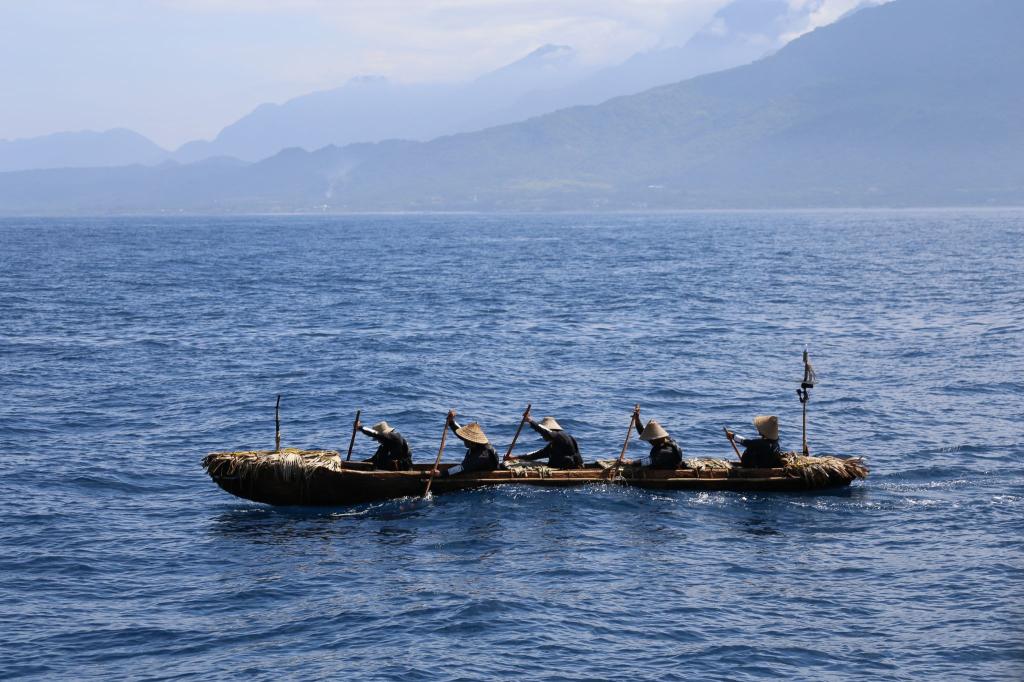 Forscher paddeln mit einem selbstgebauten Kanu über das Wasser. - Foto: Yousuke Kaifu/dpa