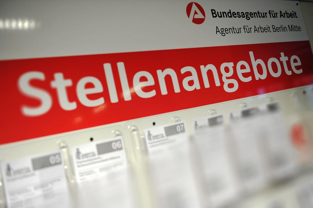 Die Entwicklung auf dem Arbeitsmarkt bleibt verhalten (Archivbild). - Foto: Paul Zinken/dpa