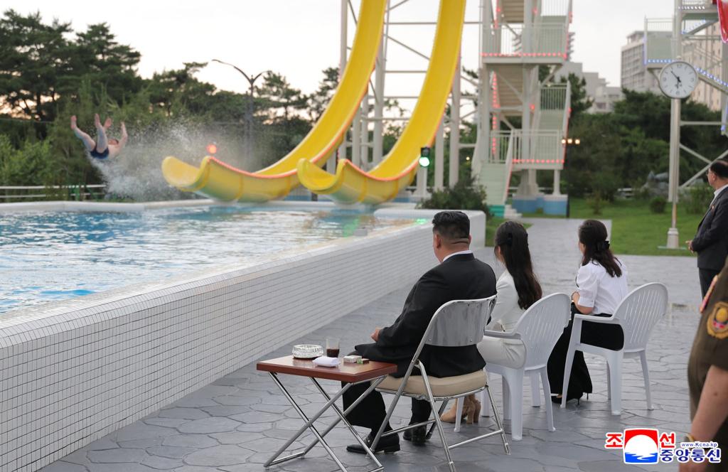 Machthaber Kim Jong Un weiht eine neue Touristenanlage an der nordkoreanischen Ostküste ein. - Foto: ---/KCNA via YNA/dpa