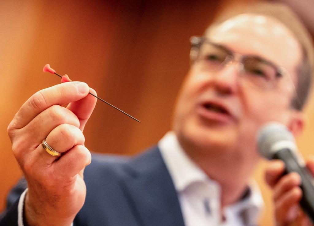 Dobrindt warnt vor der Gefahr der Waffe. - Foto: Michael Kappeler/dpa
