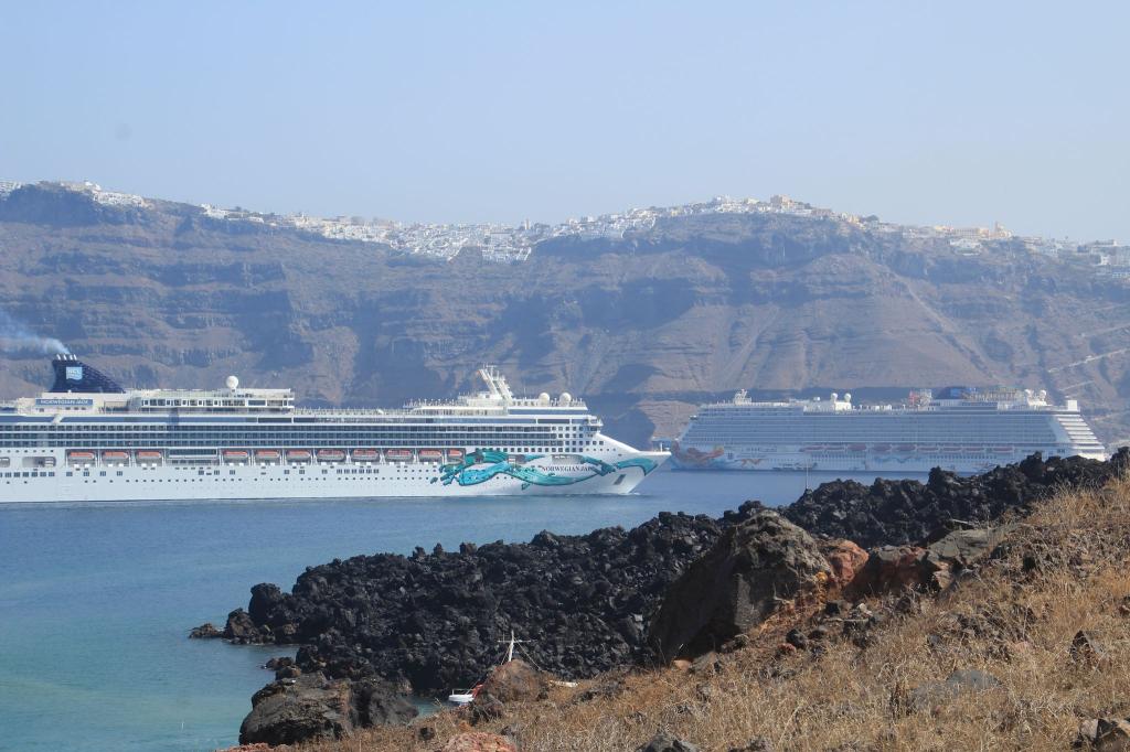 Die griechische Insel Santorini gilt als Kreuzfahrt-Mekka. (Archivfoto) - Foto: Cindy Riechau/dpa