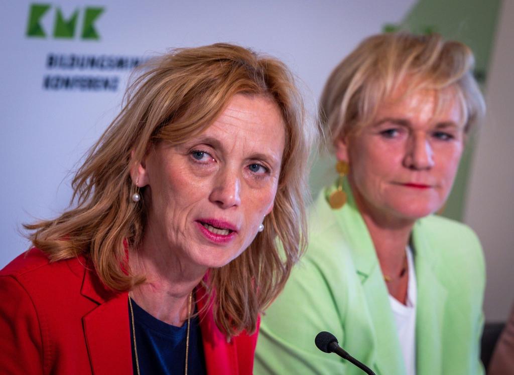 Eine Expertenkommission soll nach Vorstellungen von Bundesbildungsministerin Karin Prien (CDU, l) dabei helfen, Kinder besser vor Risiken durch die Nutzung von Handys und Social Media zu schützen. - Foto: Jens Büttner/dpa