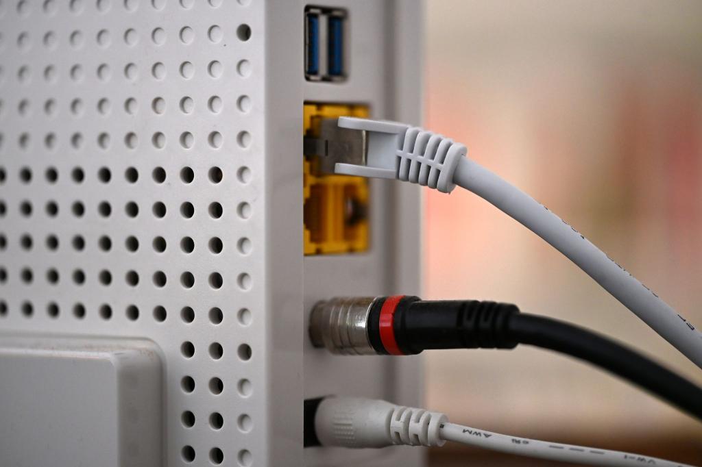 Ein LAN-Kabel in einem Router - mancherorts sind die Internetverbindungen besser geworden. - Foto: Wolf von Dewitz/dpa