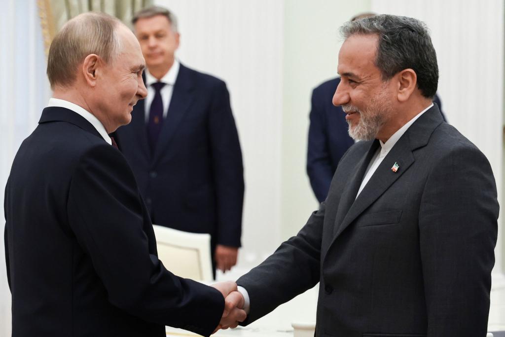 Kremlchef Putin im Gespräch mit Irans Außenminister Araghtschi (Archivbild) - Foto: Alexander Kazakov/Pool Sputnik Kremlin/AP/dpa