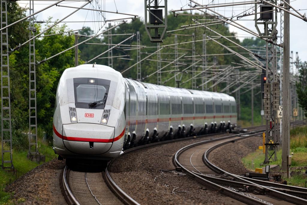 Ein Intercity Express ICE 4 - das jüngste Modell der Fernverkehrsflotte. Ältere, störungsanfällige Züge sollen hingegen ausgemustert werden. (Symbolbild) - Foto: Soeren Stache/dpa
