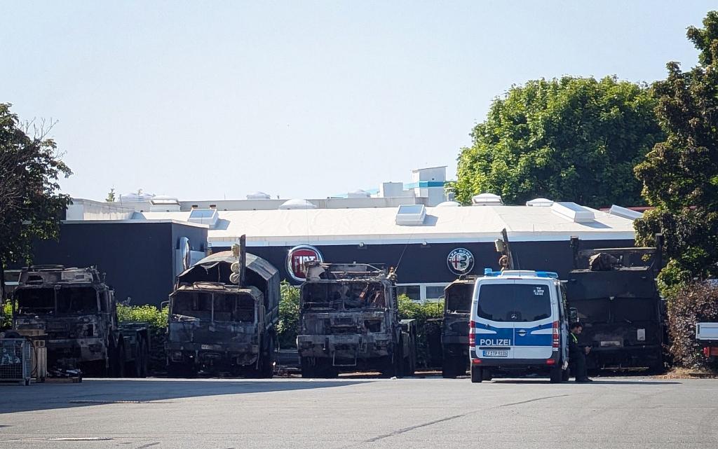 Sechs Bundeswehr-Fahrzeuge sind am Samstagabend in Erfurt in Brand geraten. Die Kriminalpolizei ermittelt wegen Brandstiftung. - Foto: Martin Wichmann/WichmannTV/dpa
