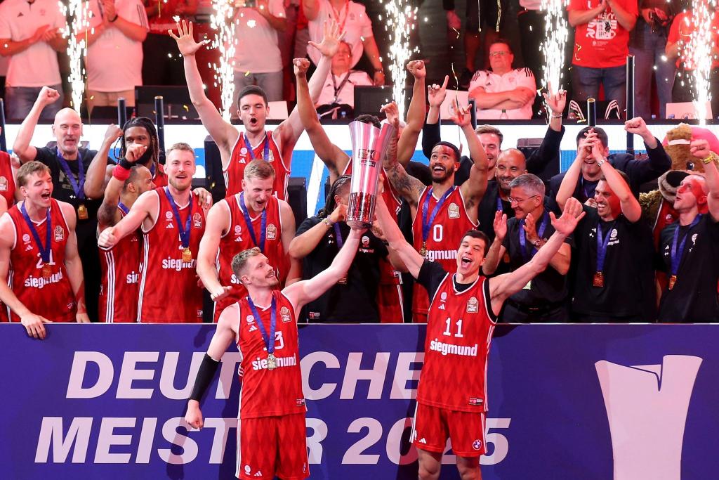 Die Bayern-Basketballer jubeln über den Meistertitel. - Foto: Matthias Stickel/dpa