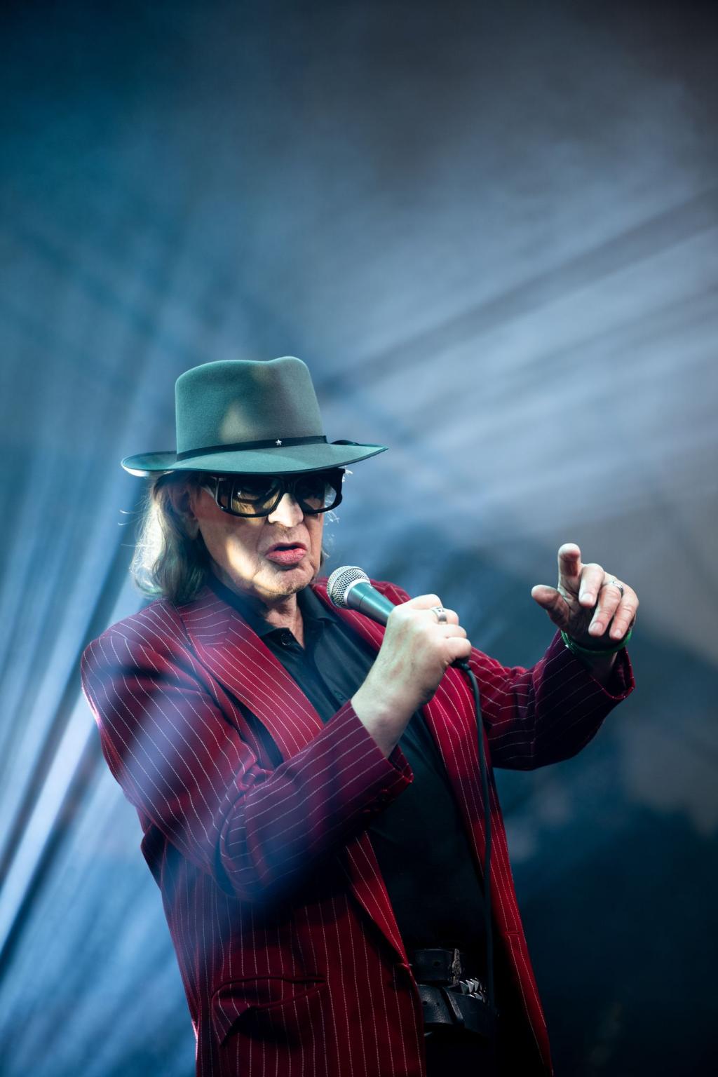 Udo Lindenberg steht bei der Eröffnungsfeier zu seiner Ausstellung auf der Bühne und singt. - Foto: Fabian Strauch/dpa
