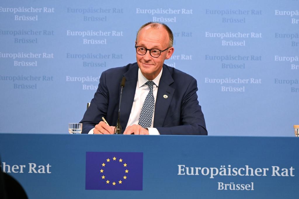 Hat sich «ausgesprochen wohl gefühlt»: Bundeskanzler Friedrich Merz bei seinem ersten EU-Gipfel in Brüssel. - Foto: Ansgar Haase/dpa