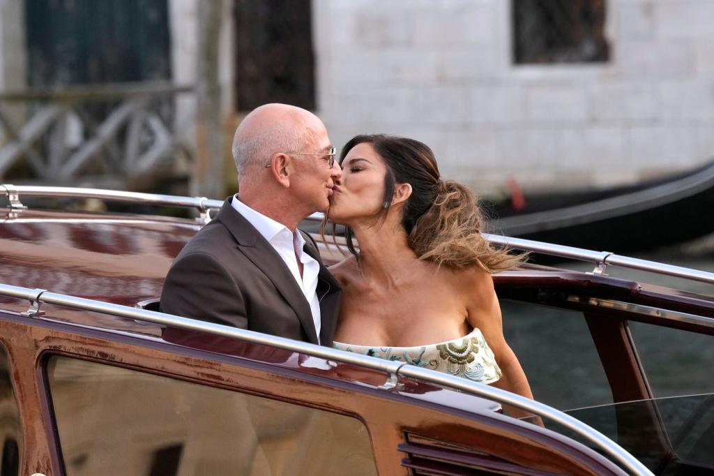 Ein Kuss im Wassertaxi: Jeff Bezos und Lauren Sánchez - Foto: Luca Bruno/AP/dpa