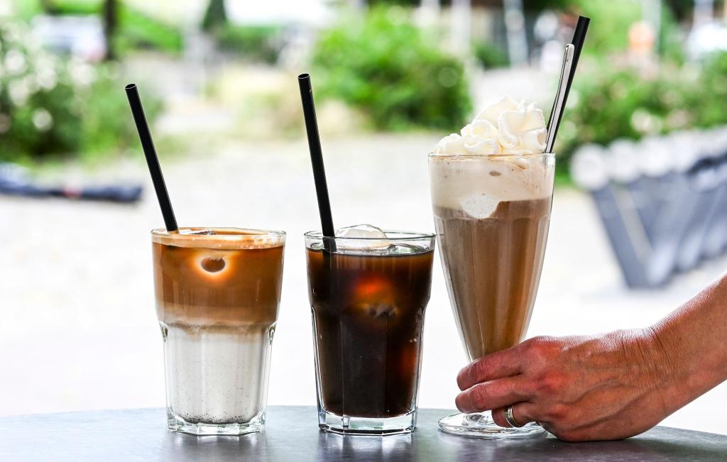 Iced Latte, Iced Coffee (also Kaffee mit Eiswürfeln) und klassischer Eiskaffee mit Vanilleeis und Sahne - präsentiert in einem Berliner Café. - Foto: Jens Kalaene/dpa