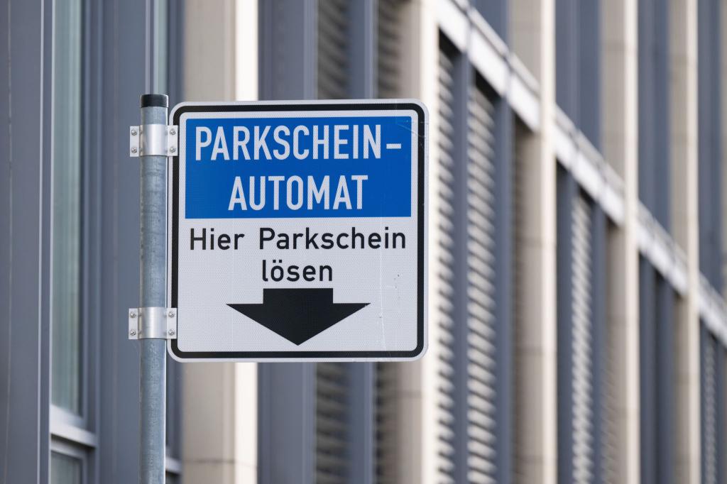 Die falschen QR-Codes werden auf Parkscheinautomaten geklebt. (Symbolbild) - Foto: Sebastian Kahnert/dpa