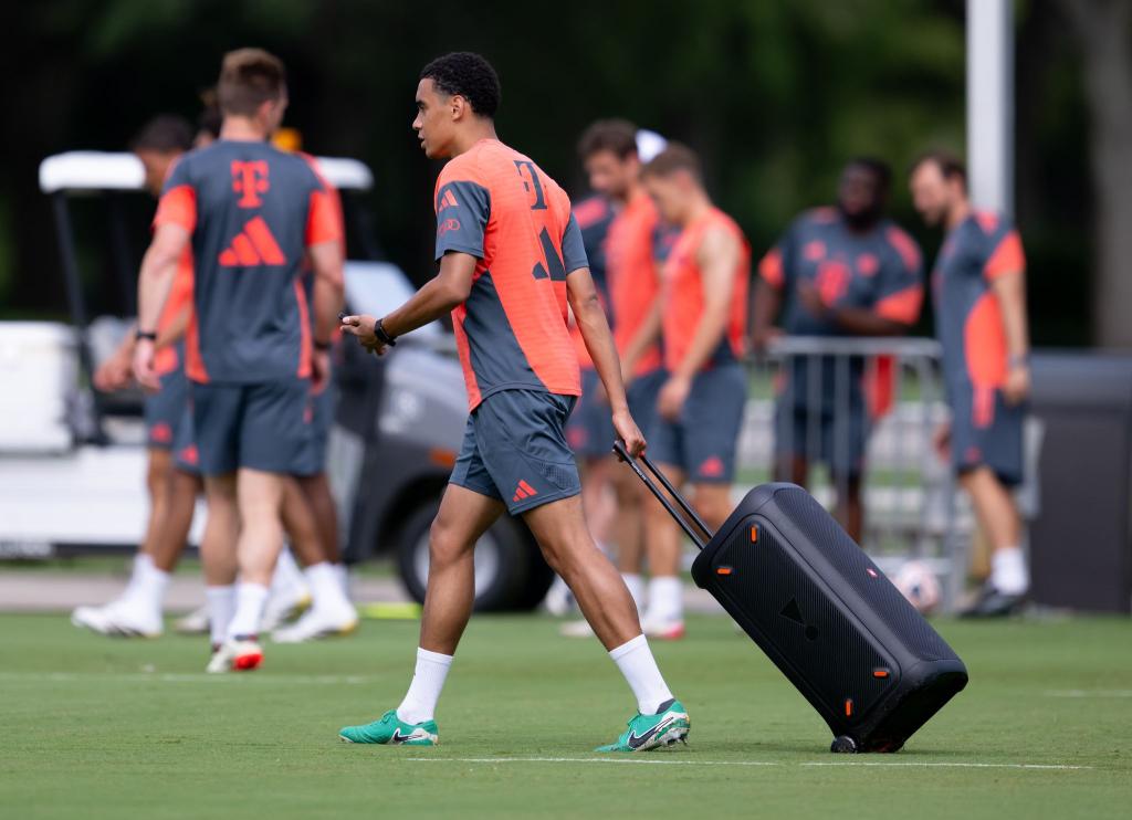 Jamal Musiala zieht eine Musikbox auf den Trainingsplatz. Gegen Flamengo soll der Bayern-Star auf dem Platz für die Musik sorgen. - Foto: Sven Hoppe/dpa