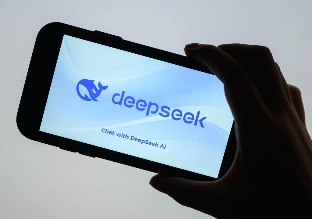 Die KI-App von DeepSeek soll wegen Verstößen gegen europäisches Recht aus den App-Stores von Apple und Google fliegen. (Archivbild) - Foto: Patrick Pleul/dpa