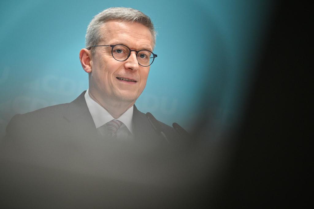 Digitalminister Wildberger hat sich dafür ausgesprochen, das europäische Digitalgesetz DSA konsequent durchzusetzen. (Archivbild) - Foto: Sebastian Christoph Gollnow/dpa