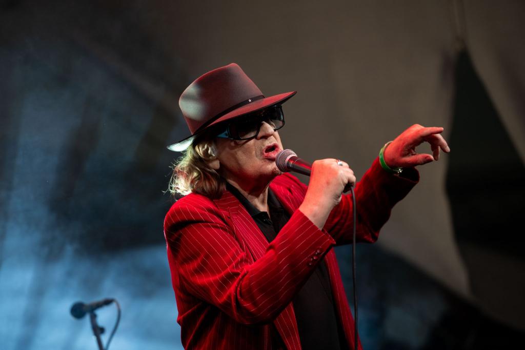 Eigentlich ist Udo Lindenberg gegen Krieg jeder Art, also Pazifist. Doch in diesen Zeiten sei eine Aufrüstung Deutschlands trotzdem nötig, findet er. - Foto: Fabian Strauch/dpa